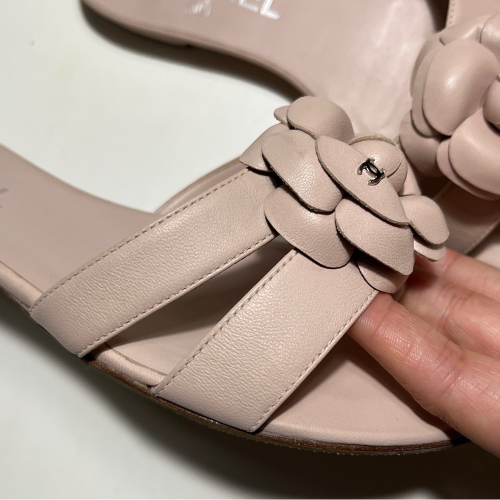 CHANEL Nude light pink Floral Slide Sandals - Picture 6 of 9